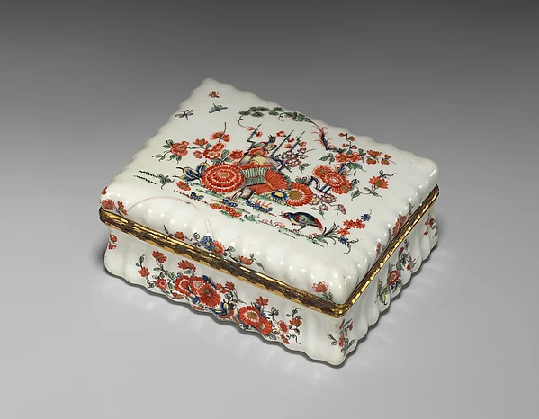Kakiemon-style snuffbox